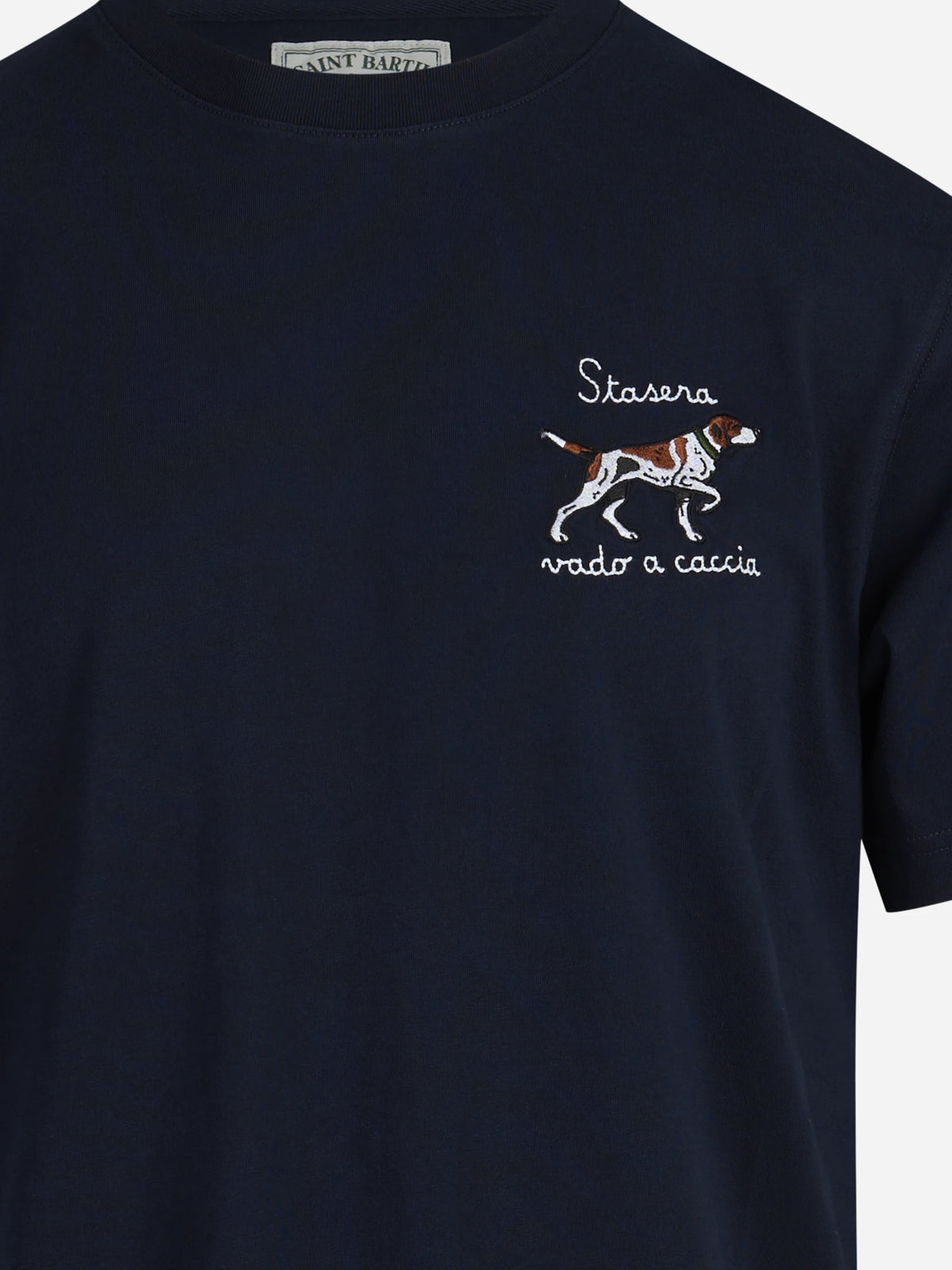 T-shirt Arnott Stasera Vado a Caccia blu - dettaglio del ricamo e del tessuto