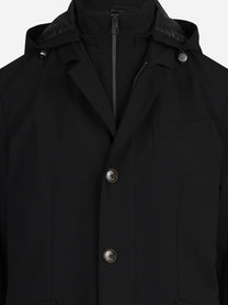 Cappotto imbottito con cappuccio nero - dettaglio del prodotto