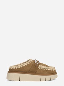 Sabot Bounce Clog Metal Logo in suede marrone - vista laterale