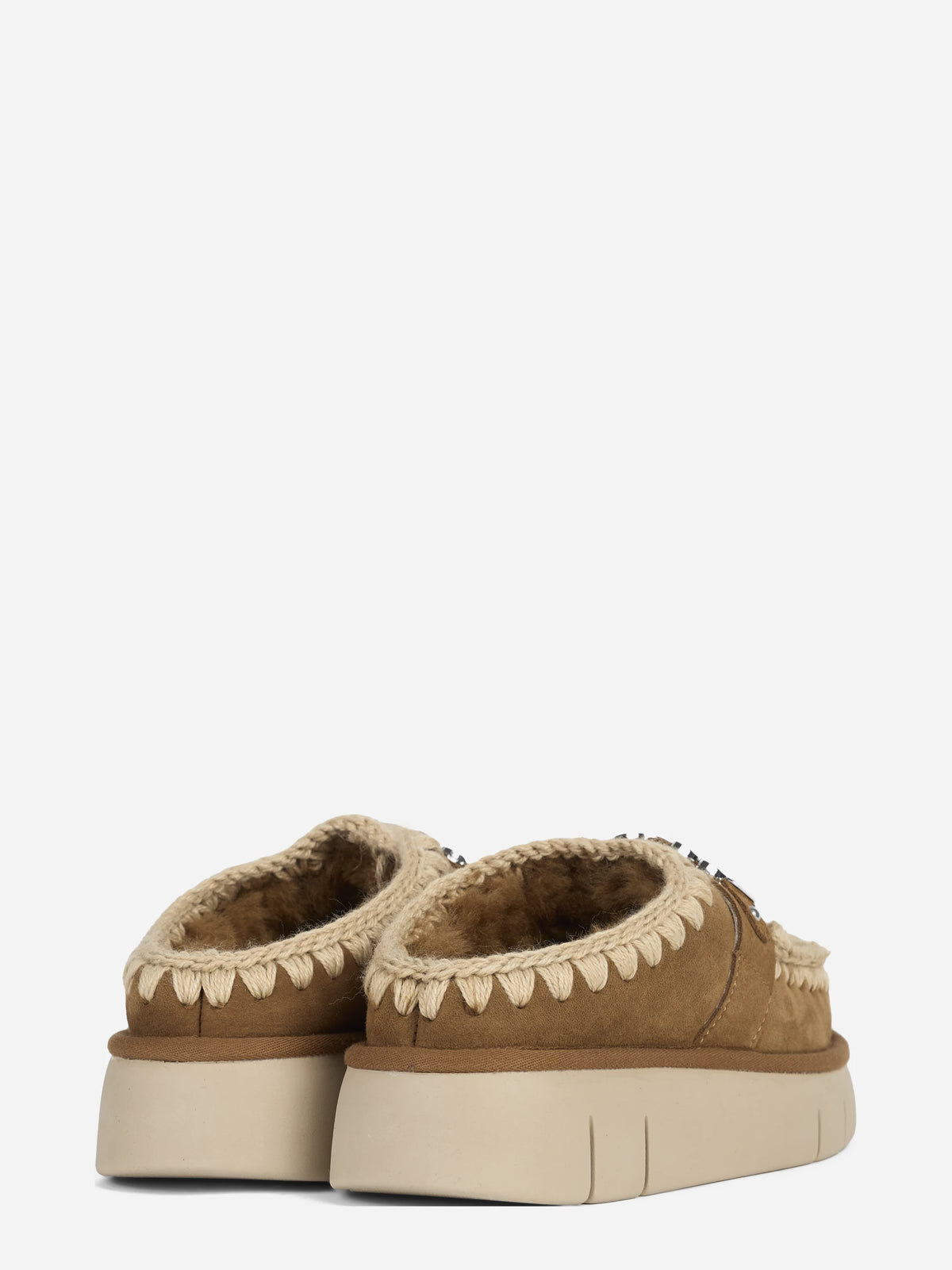 Sabot Bounce Clog Metal Logo in suede marrone - dettaglio della coppia