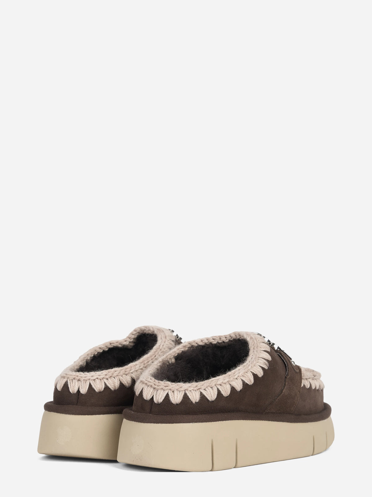 Sabot Bounce Clog Metal Logo in suede rosa - dettaglio della coppia