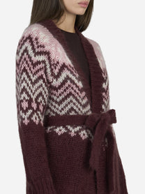 Cardigan Jane in lana jacquard prugna - dettaglio indossato