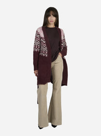Cardigan Jane in lana jacquard prugna - indossato, look completo