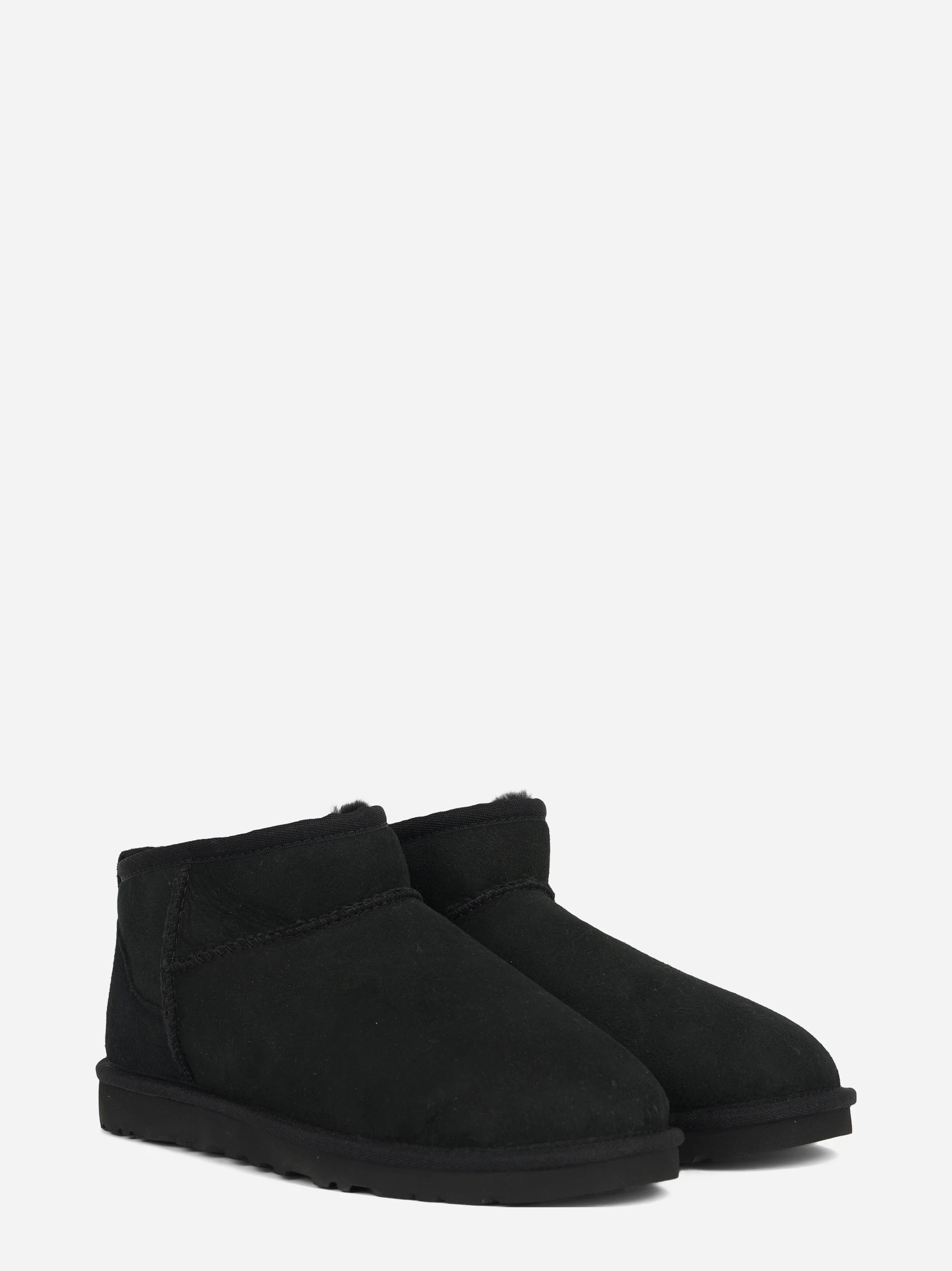 Stivaletto Classic Ultra Mini in montone nero - vista laterale della coppia