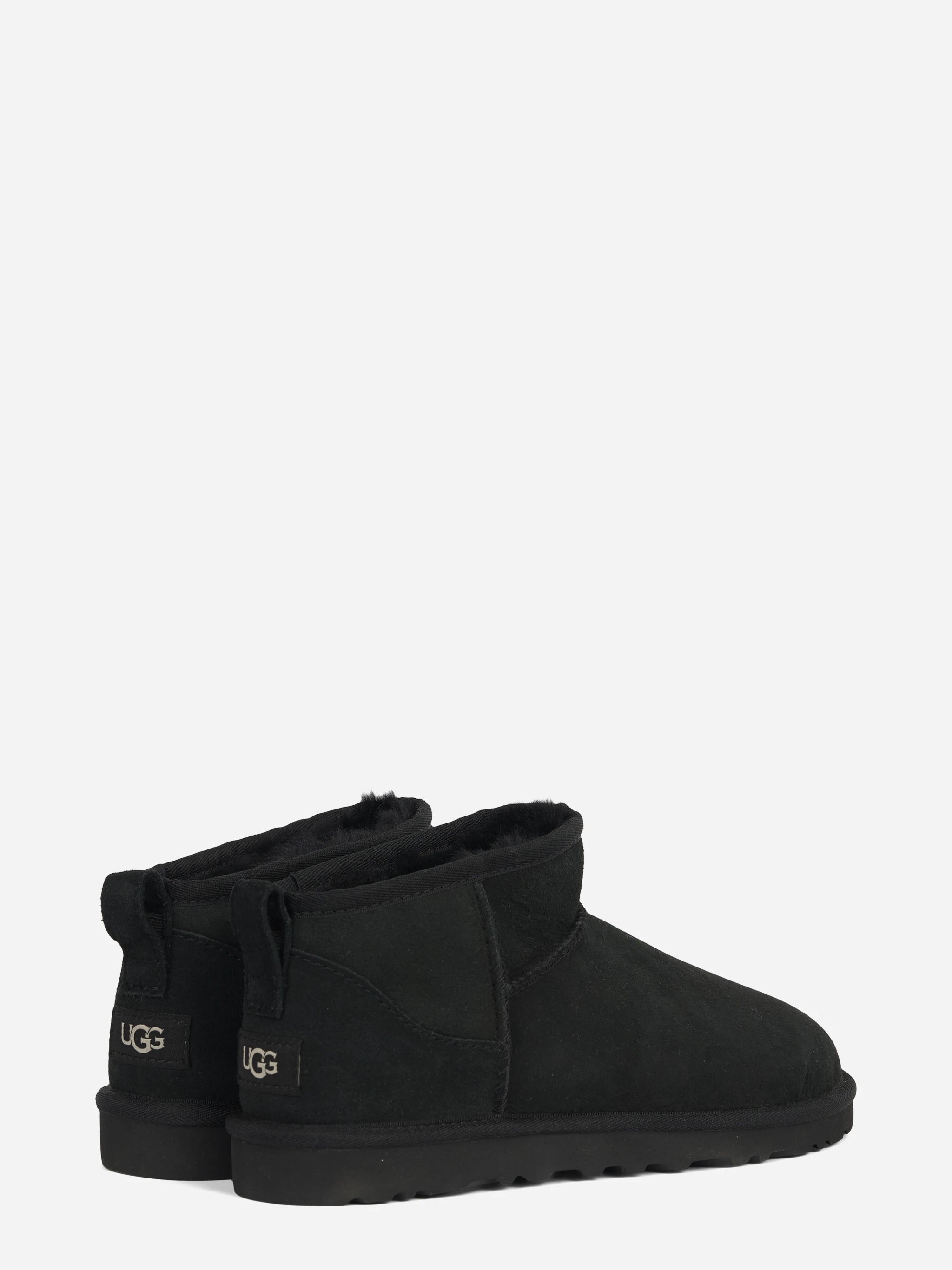 Stivaletto Classic Ultra Mini in montone nero - vista posteriore
